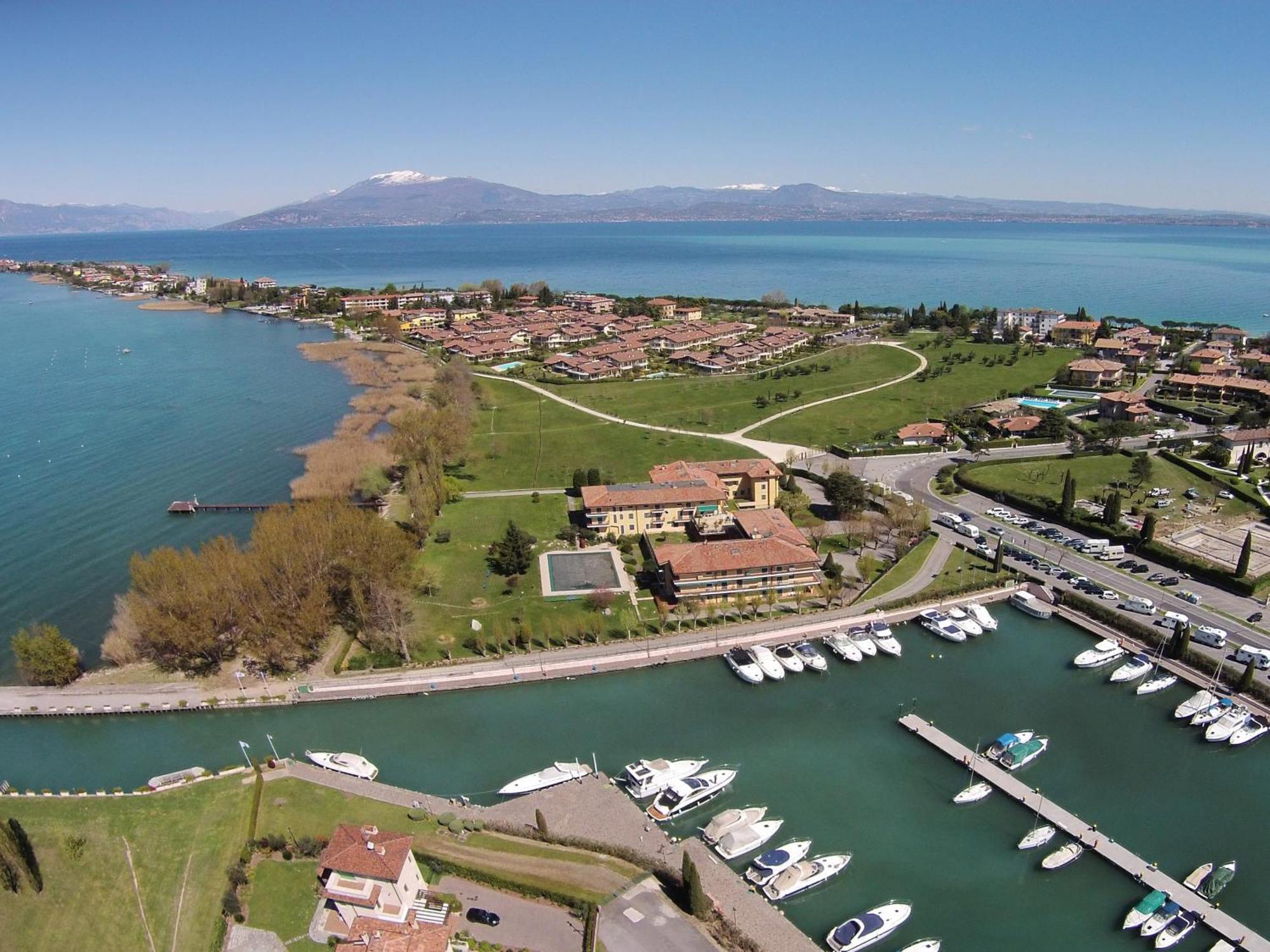 Gardagate - Residenza Caesar 'Benaco' Apartment Sirmione Bagian luar foto